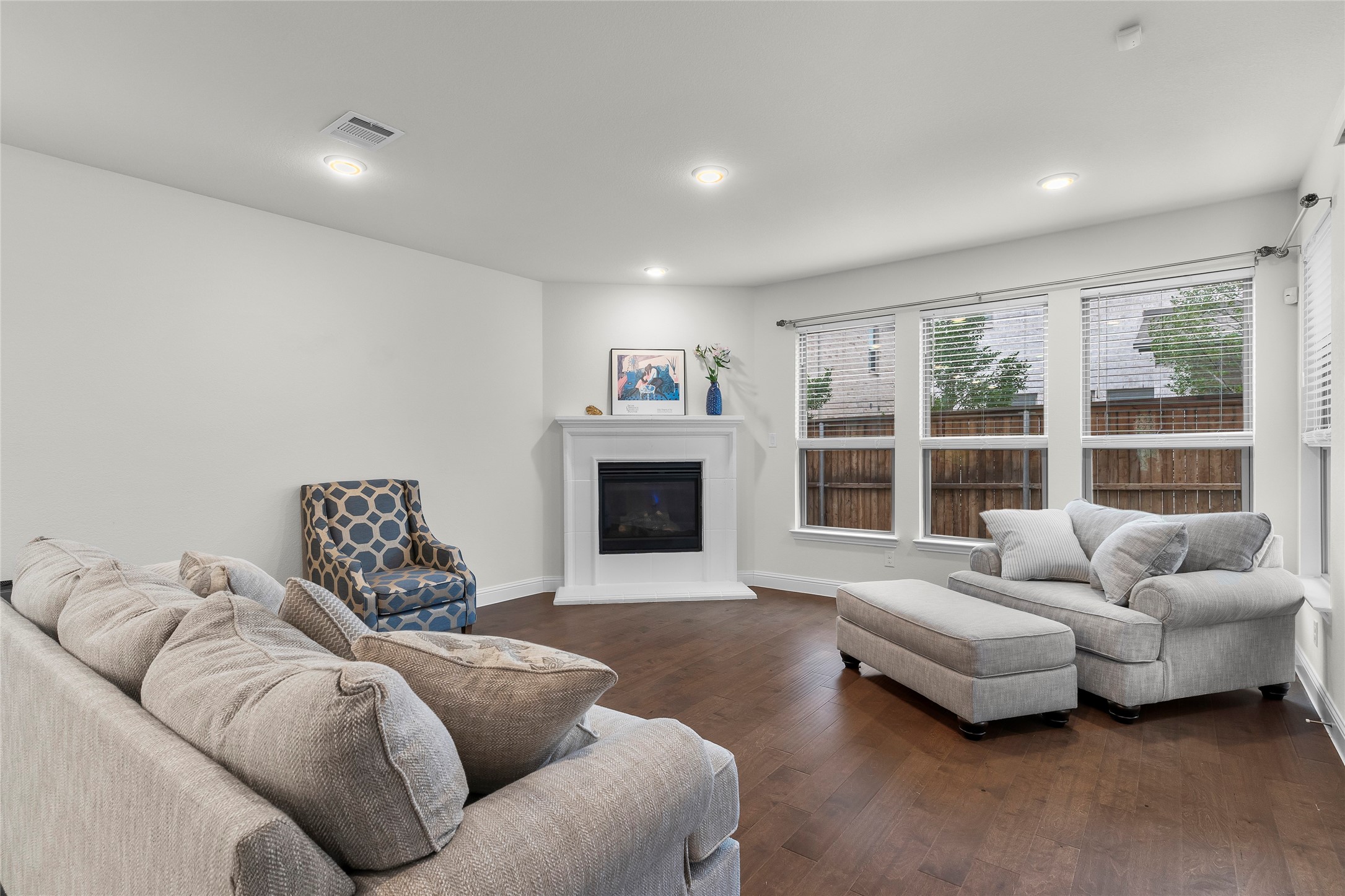 Carrollton, Texas, 75010, United States, 4 Bedrooms Bedrooms, ,3 BathroomsBathrooms,Residential,For Sale,1941049