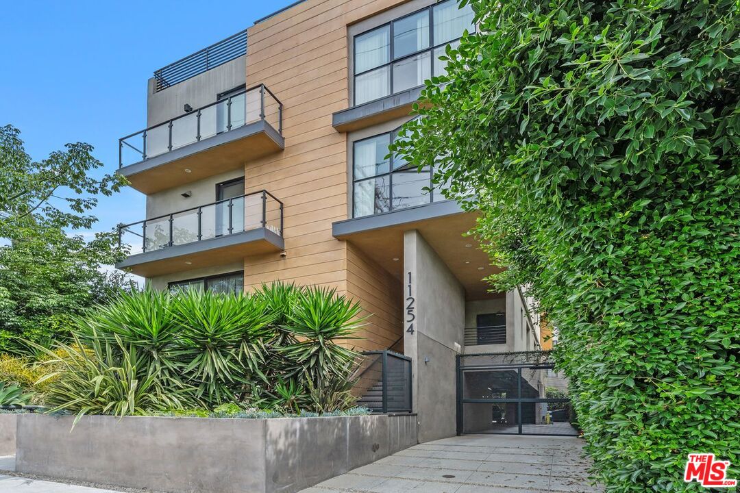 Los Angeles, California, 90025, United States, 9 Bedrooms Bedrooms, ,Residential,For Sale,1940770