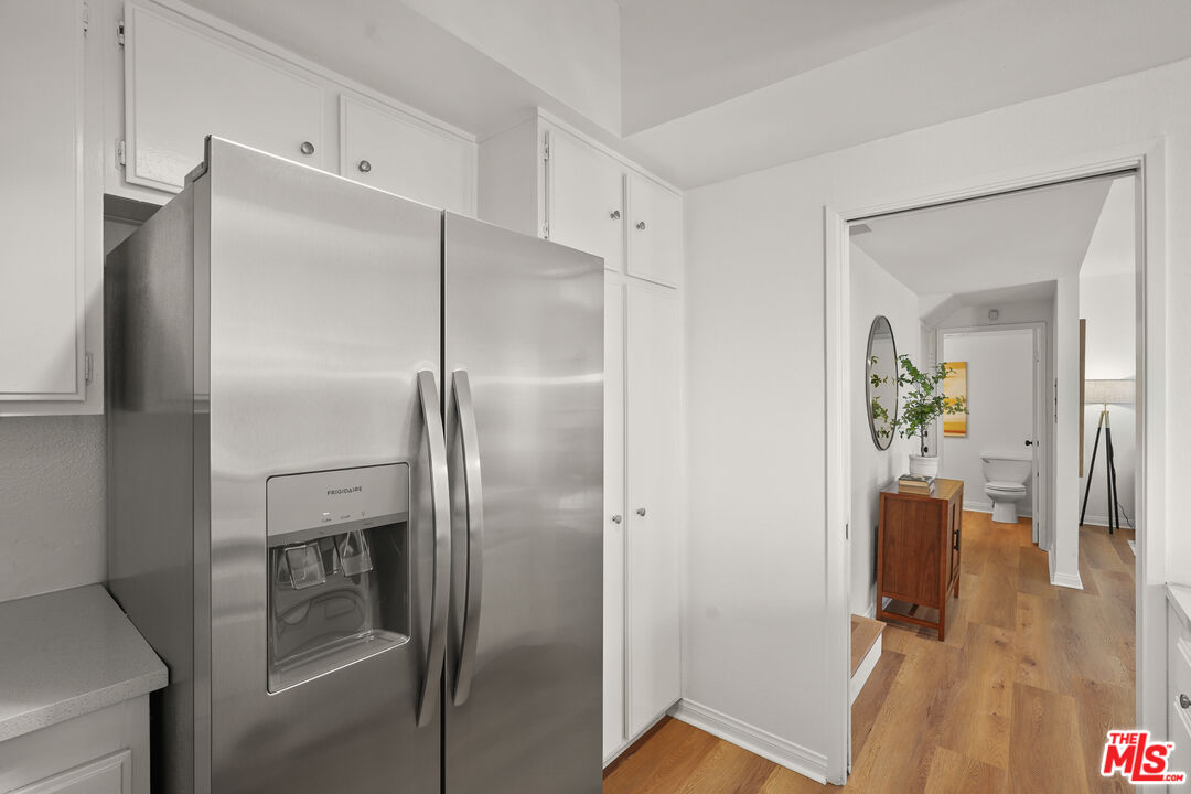 Los Angeles, California, 90025, United States, 2 Bedrooms Bedrooms, ,3 BathroomsBathrooms,Residential,For Sale,1940642