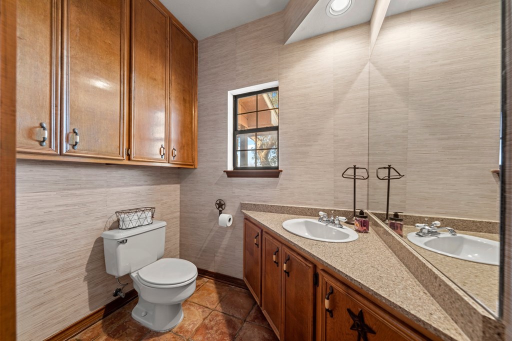 Kerrville, Texas, 78028, United States, 3 Bedrooms Bedrooms, ,5 BathroomsBathrooms,Residential,For Sale,1930958