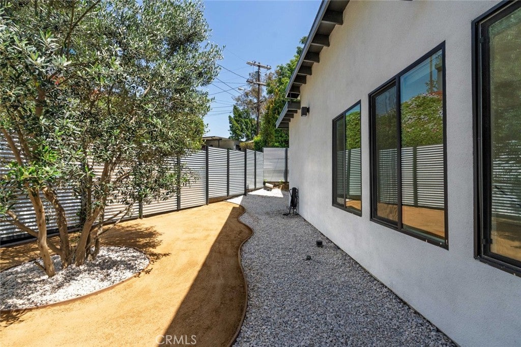 Los Angeles, California, 90026, United States, 3 Bedrooms Bedrooms, ,3 BathroomsBathrooms,Residential,For Sale,2040184