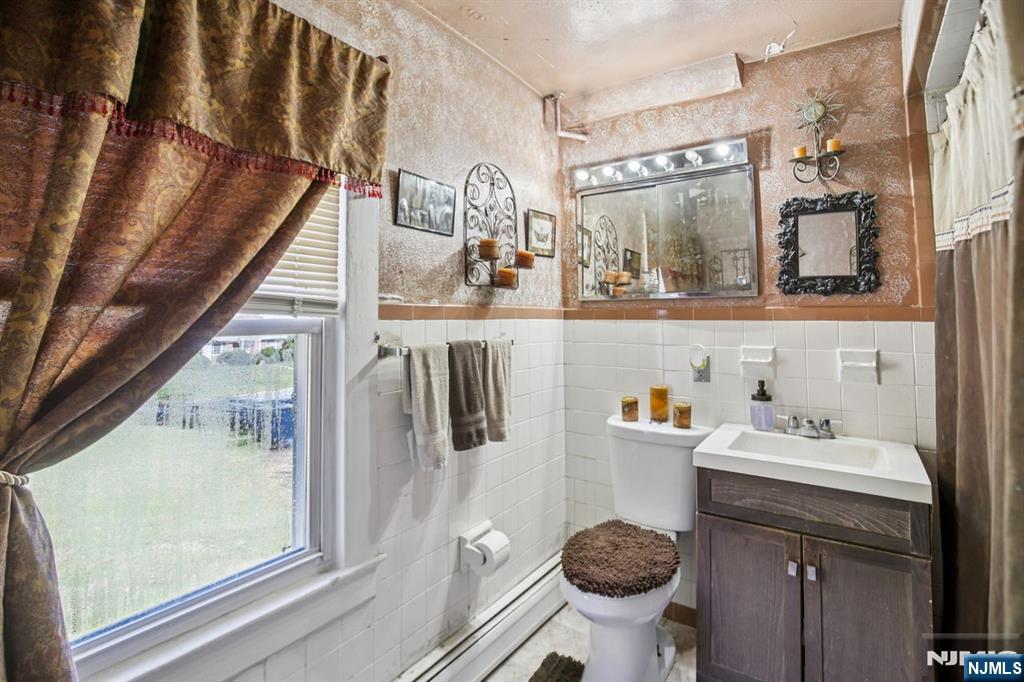 Ridgewood, New Jersey, 07450, United States, 3 Bedrooms Bedrooms, ,2 BathroomsBathrooms,Residential,For Sale,1988211