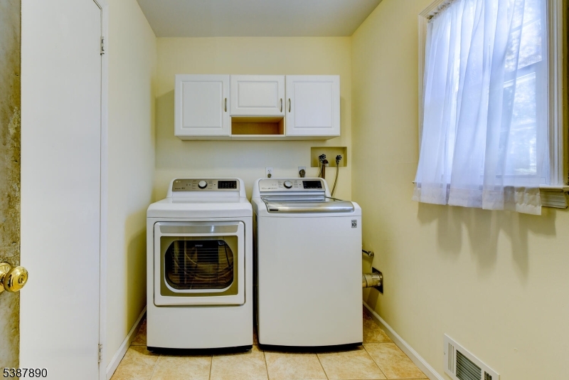 Branchburg Twp., New Jersey, 08876, United States, 4 Bedrooms Bedrooms, ,3 BathroomsBathrooms,Residential,For Sale,1992808