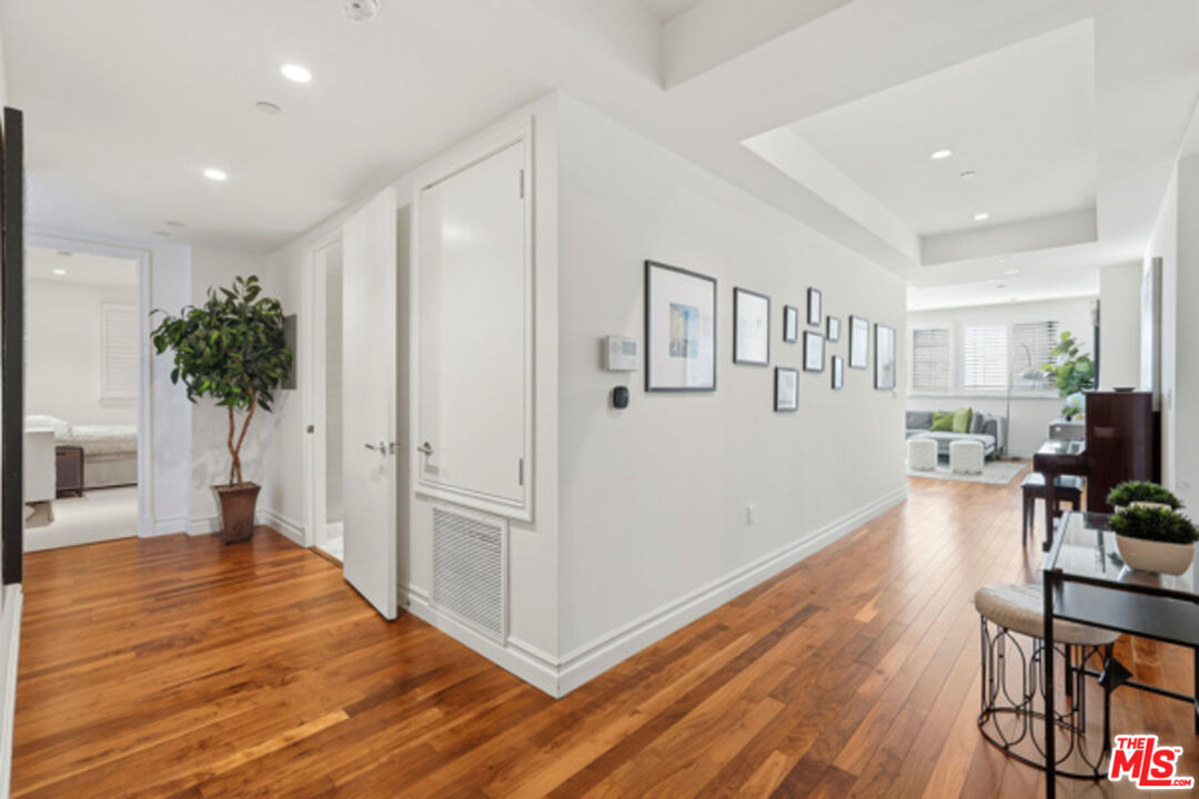 Los Angeles, California, 90010, United States, 3 Bedrooms Bedrooms, ,3 BathroomsBathrooms,Residential,For Sale,1997463