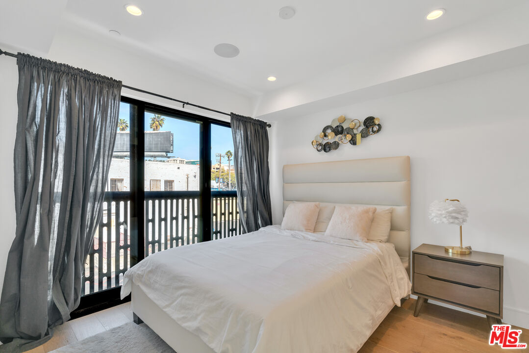 Los Angeles, California, 90046, United States, 3 Bedrooms Bedrooms, ,3 BathroomsBathrooms,Residential,For Sale,1827071
