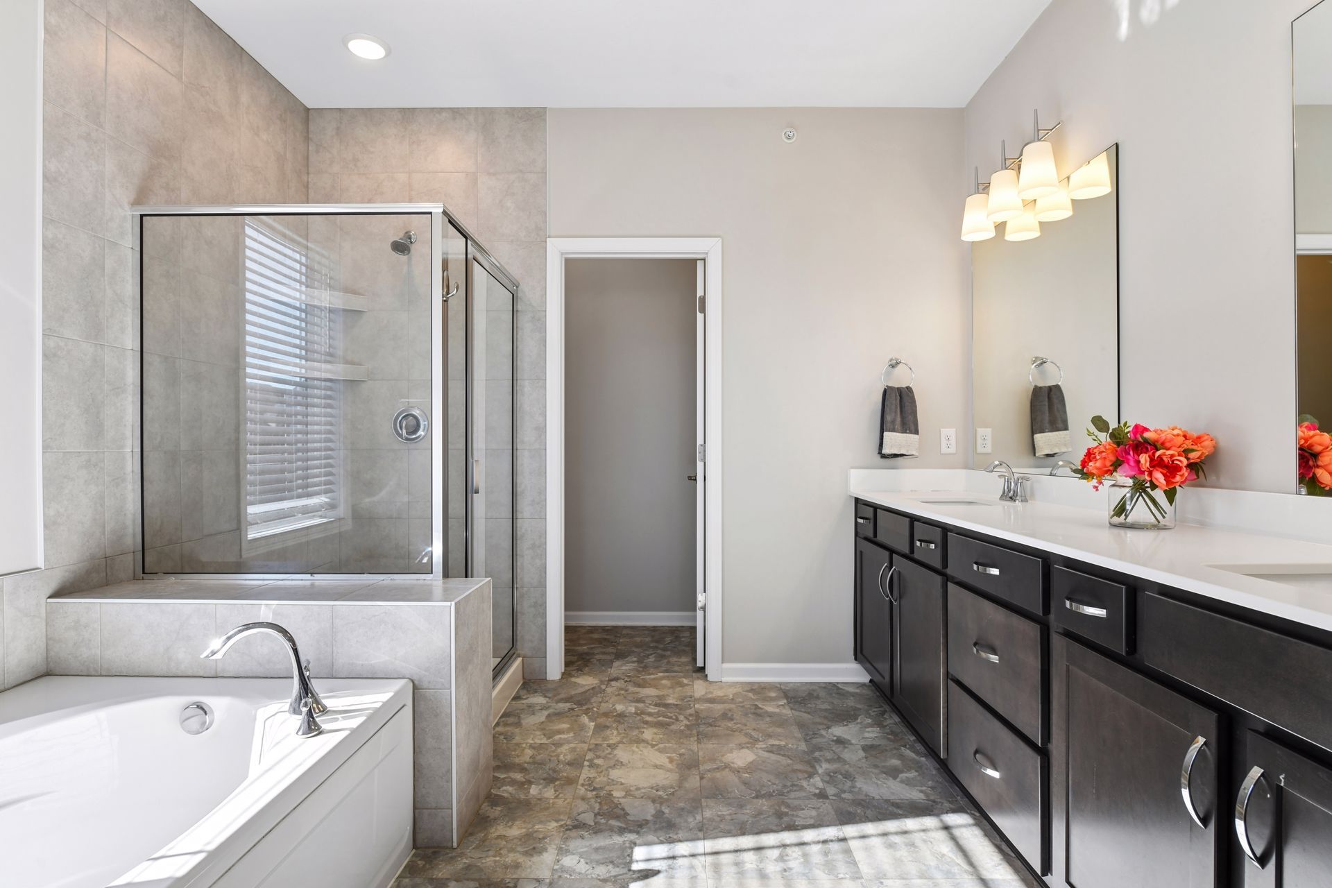  Refined Living in Prime Location - 物件實景