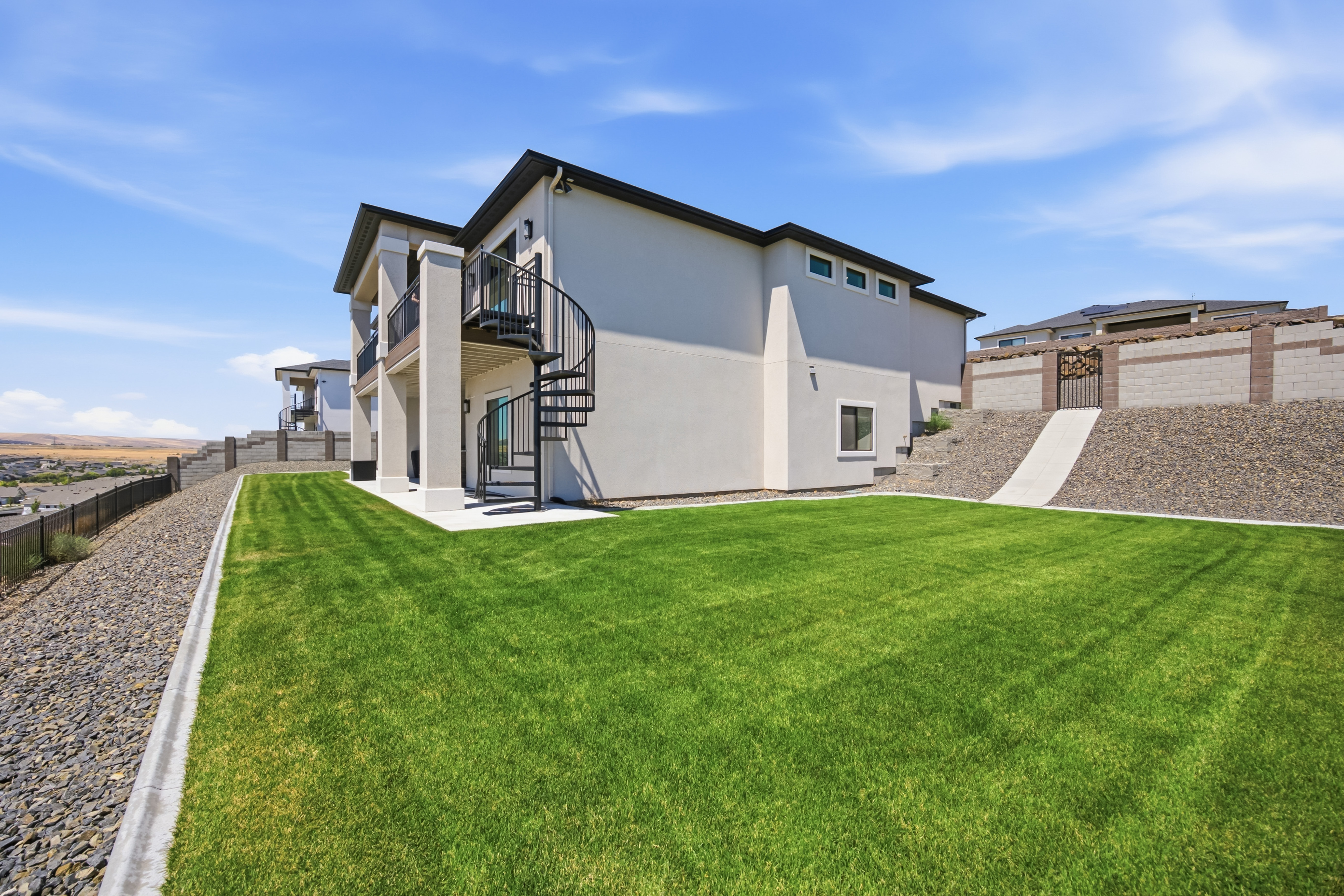  Discover This Stunning Resale Prodigy Homes Aria Basement Model - 物件實景