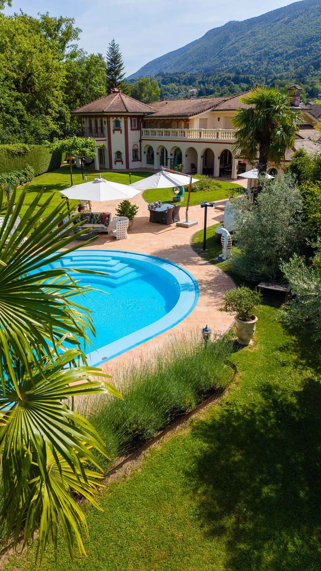  Exceptional property, unique waterfront location on Annecy