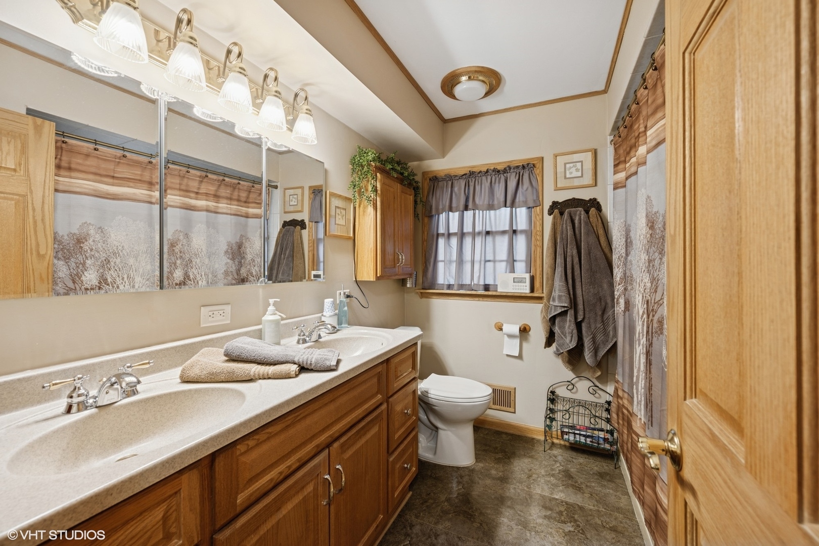 Oak Lawn, Illinois, 60453, United States, 5 Bedrooms Bedrooms, ,4 BathroomsBathrooms,Residential,For Sale,1932429