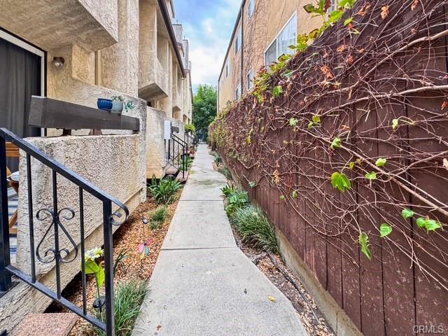 Glendale, California, 91202, United States, 2 Bedrooms Bedrooms, ,Residential,For Sale,1993886