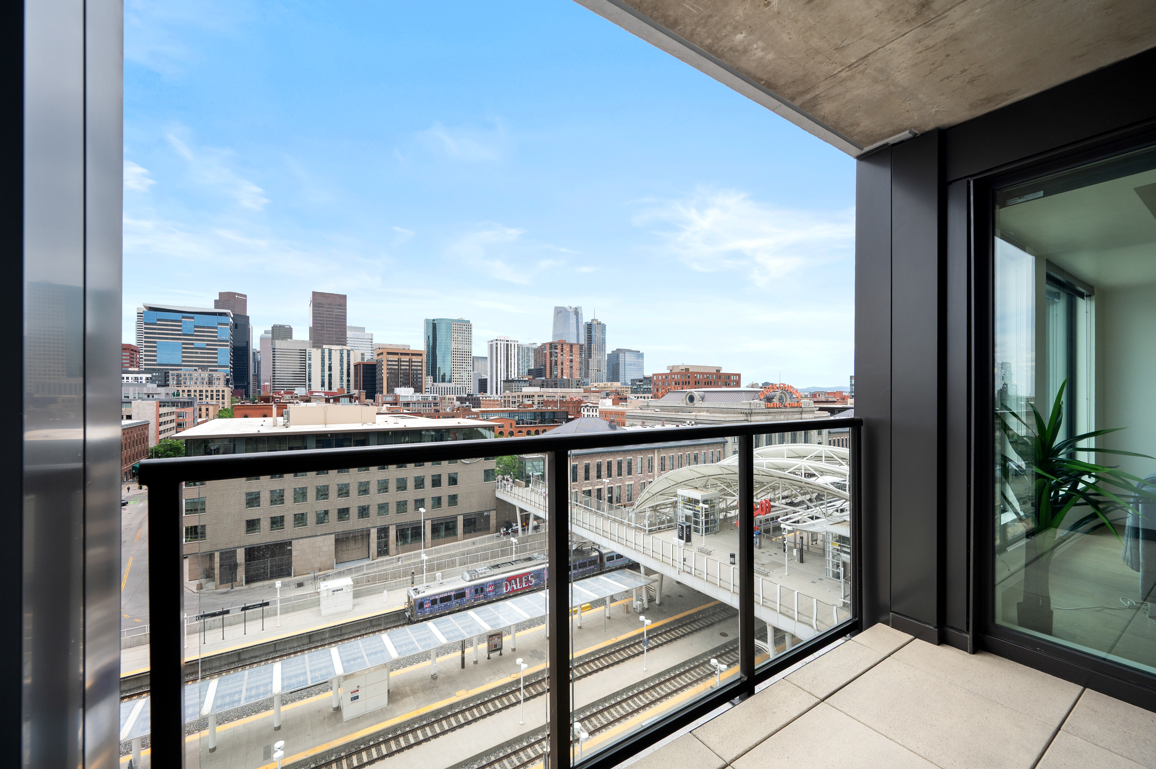  Phenomenal Views From The Floor To Ceiling Windows In This Downtown Building - 物件實景