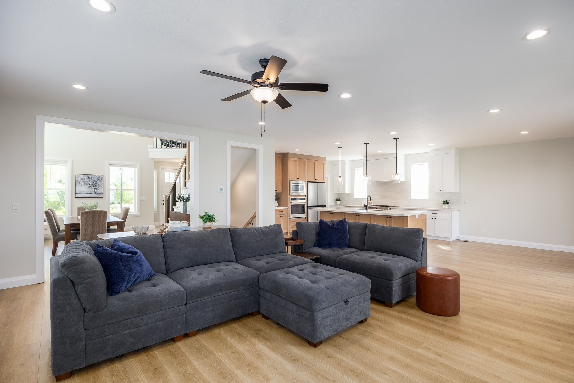  Impeccably Maintained Home with Mountain Views & Four-Car Garage - 物件實景
