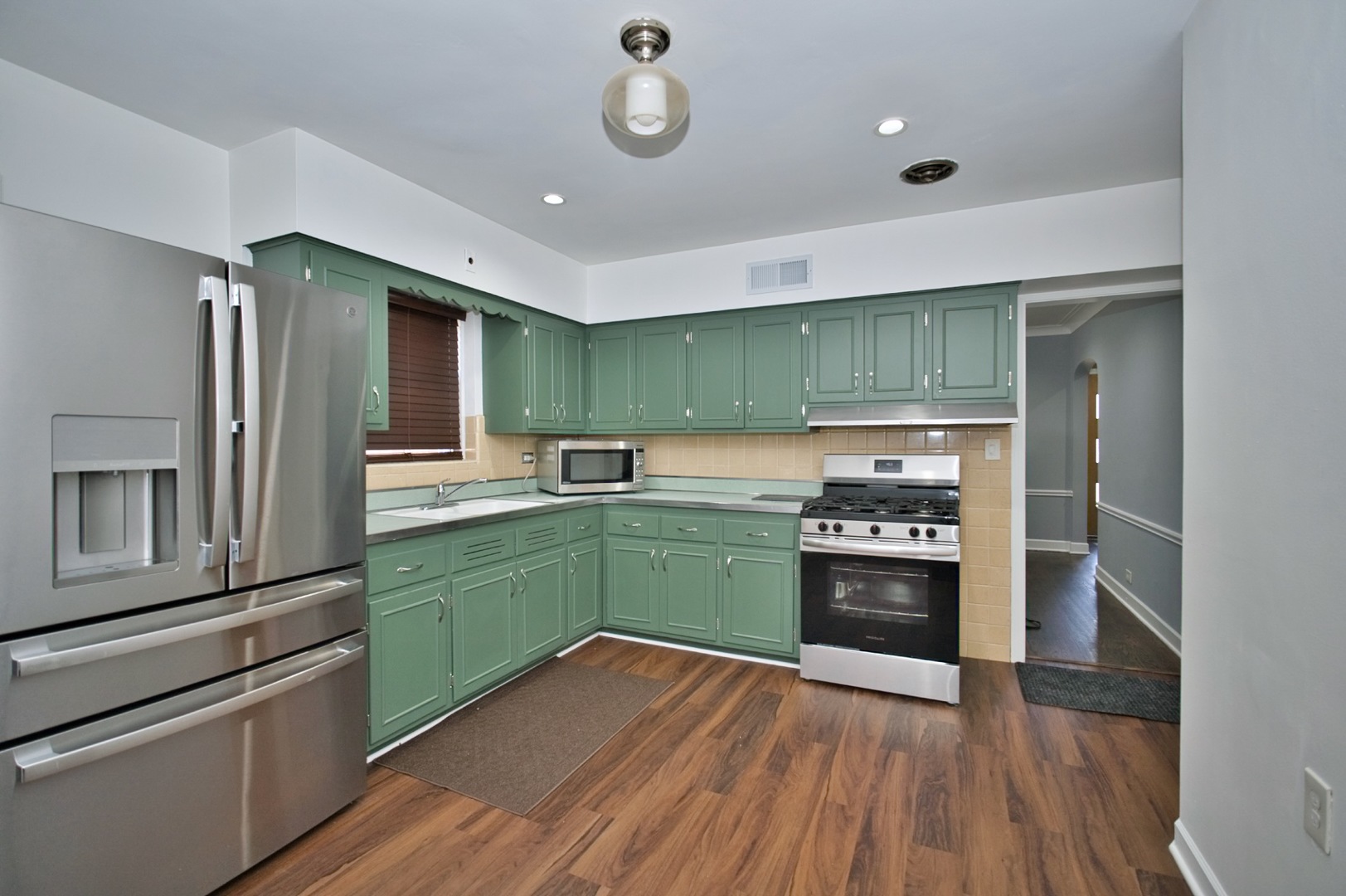 Lincolnwood, Illinois, 60712, United States, 3 Bedrooms Bedrooms, ,2 BathroomsBathrooms,Residential,For Sale,1863685