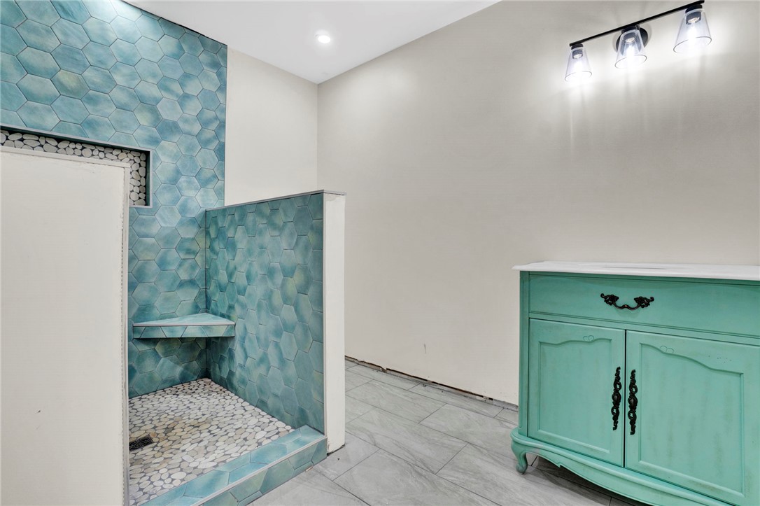 Seneca, South Carolina, 29672, United States, 6 Bedrooms Bedrooms, ,5 BathroomsBathrooms,Residential,For Sale,2002208