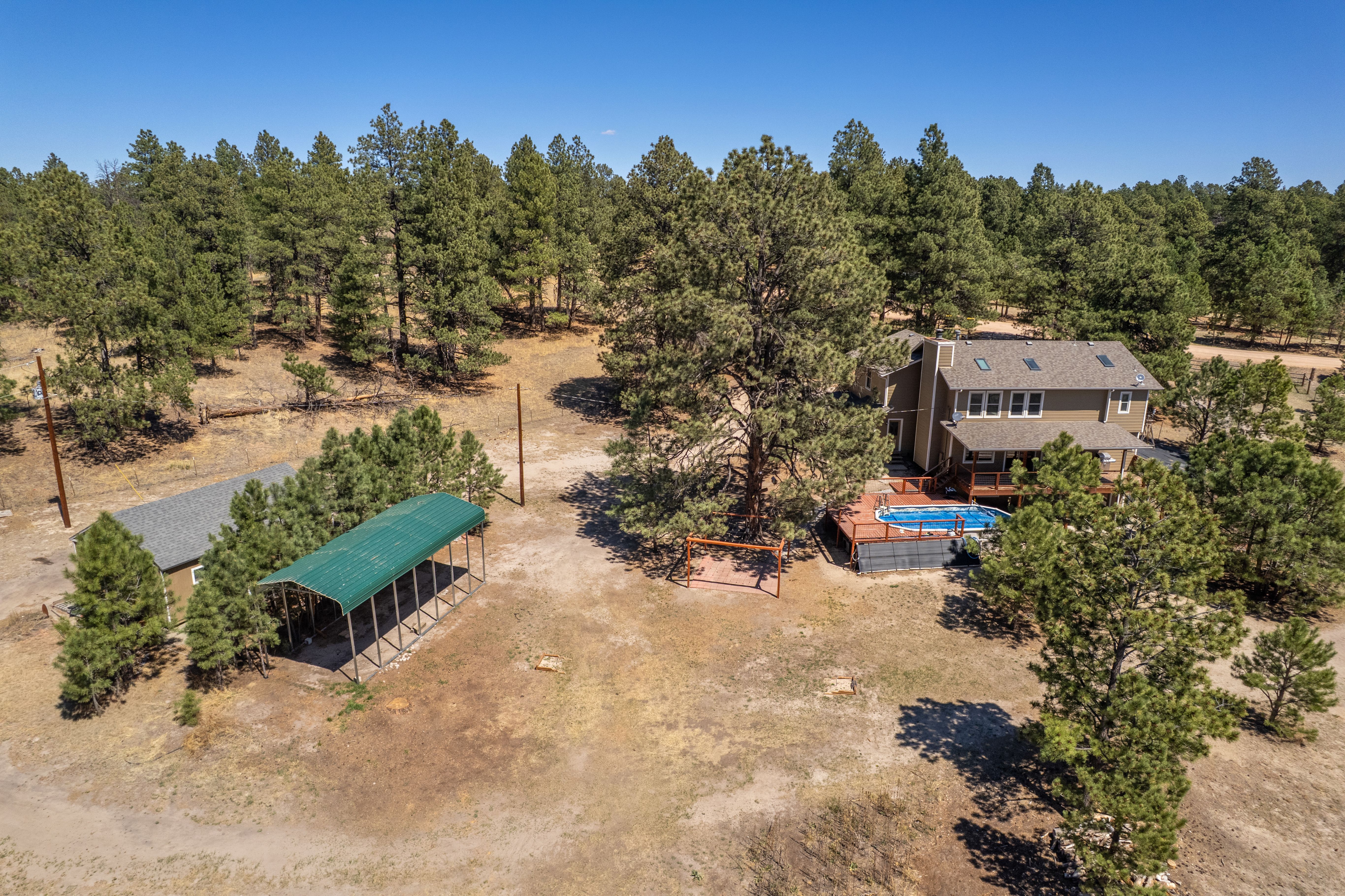  Set behind a gated entry on two and a half wooded acres - 物件實景