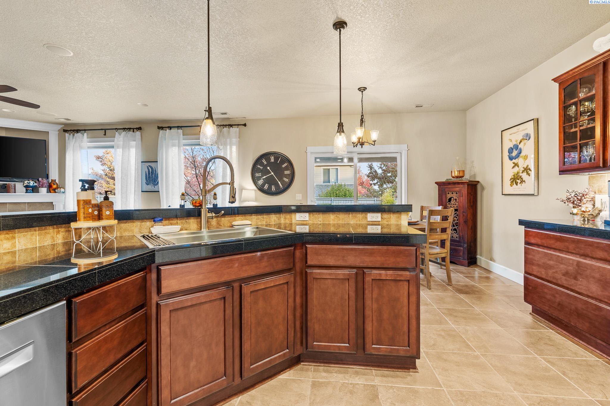 Kennewick, Washington, 99338, United States, 4 Bedrooms Bedrooms, ,3 BathroomsBathrooms,Residential,For Sale,1982934