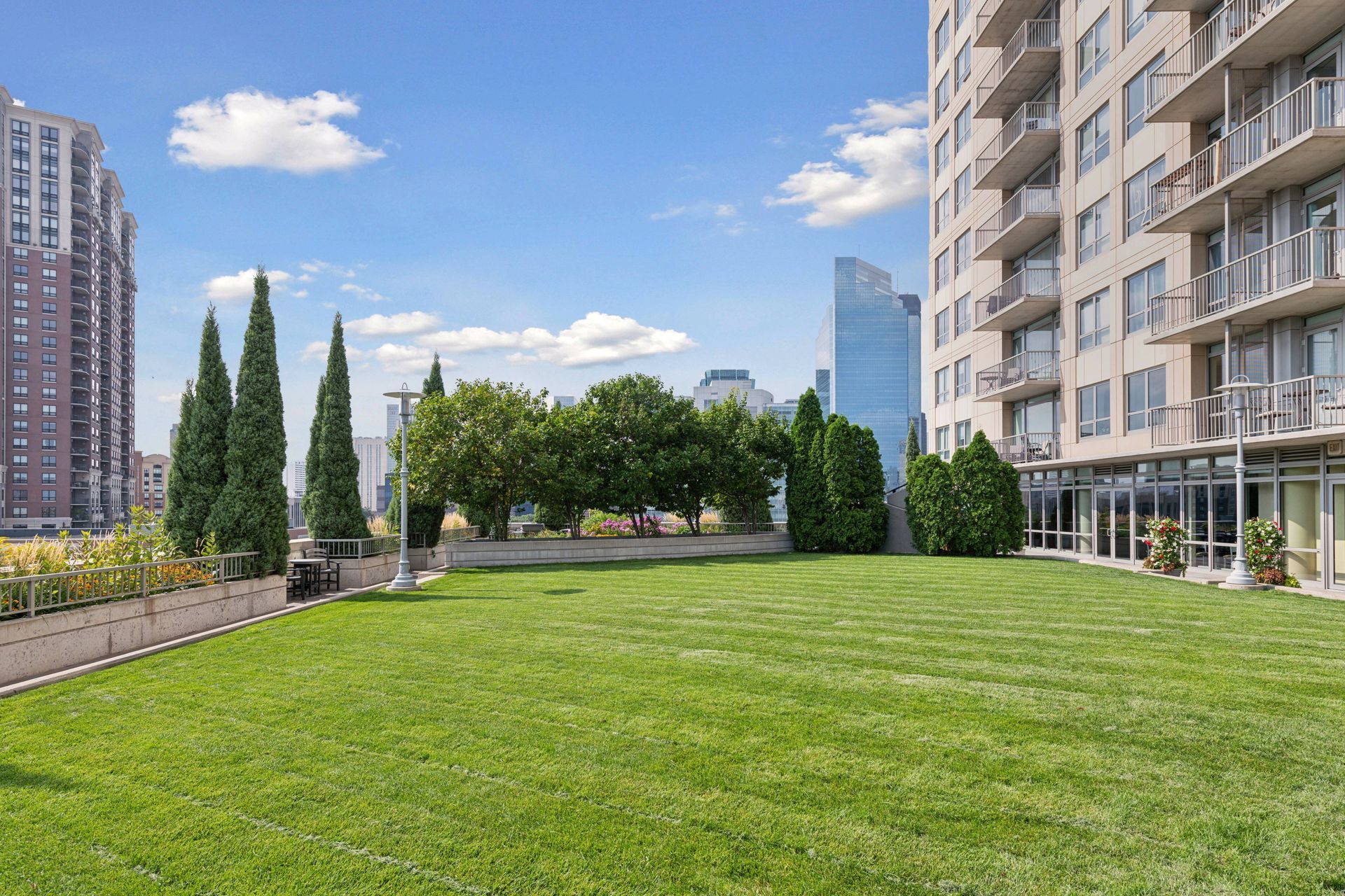  Skyline Views and Luxury Living in Vibrant Downtown Retreat - 物件實景
