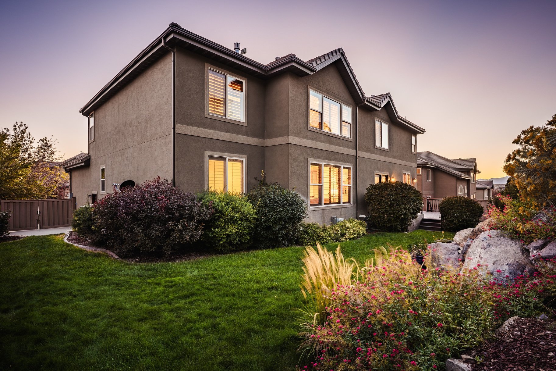  Nearly 7,000 Square Feet with a Stunning Backyard Water Feature - 物件實景
