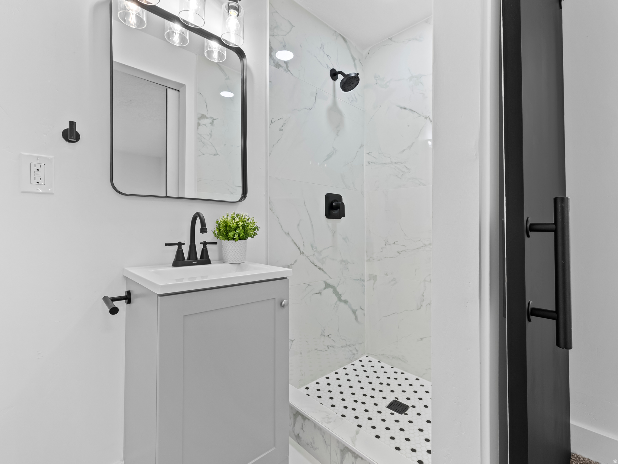 Murray, Utah, 84117, United States, 6 Bedrooms Bedrooms, ,2 BathroomsBathrooms,Residential,For Sale,1989540