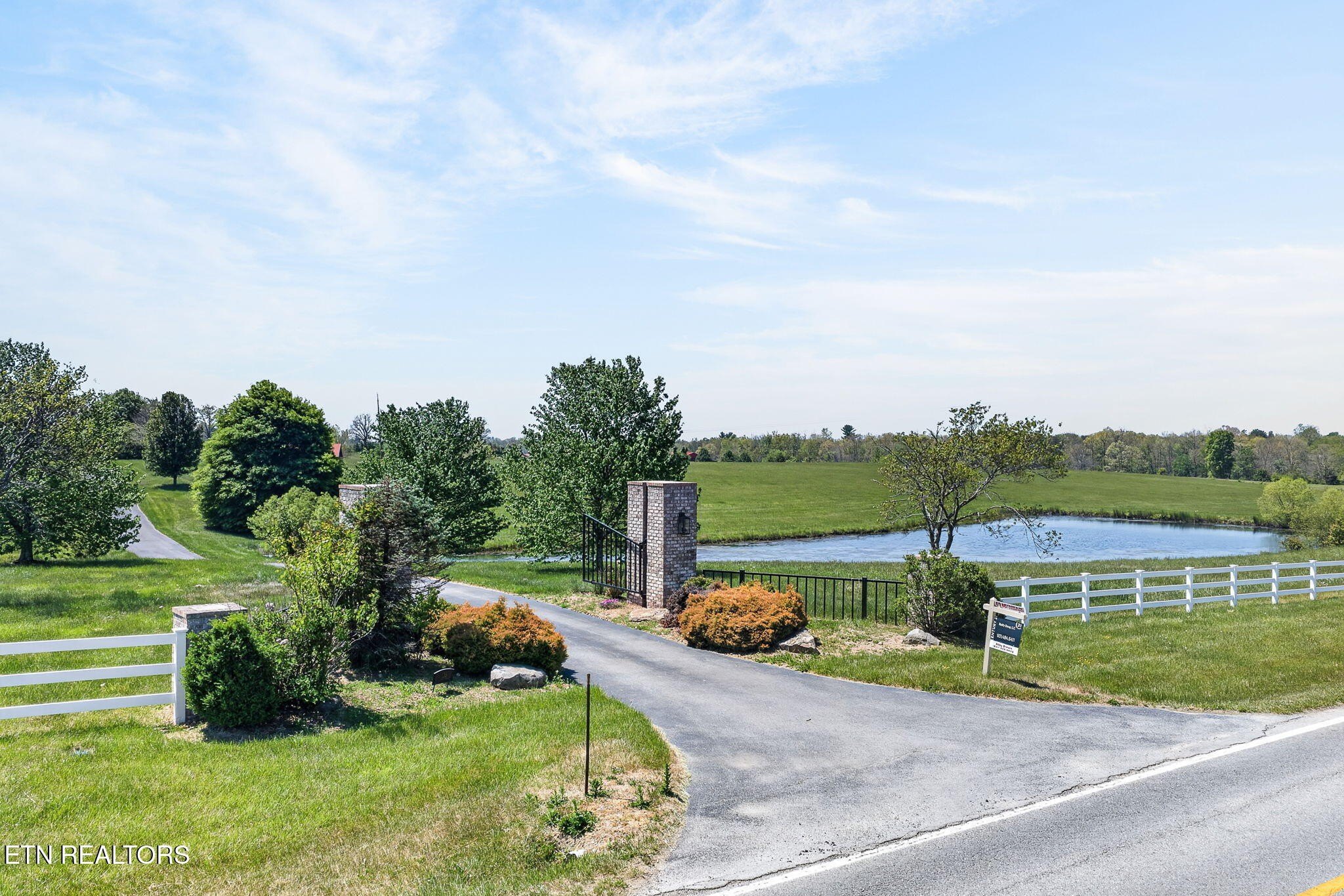 Deer Lodge, Tennessee, 37726, United States, 3 Bedrooms Bedrooms, ,4 BathroomsBathrooms,Residential,For Sale,1996492