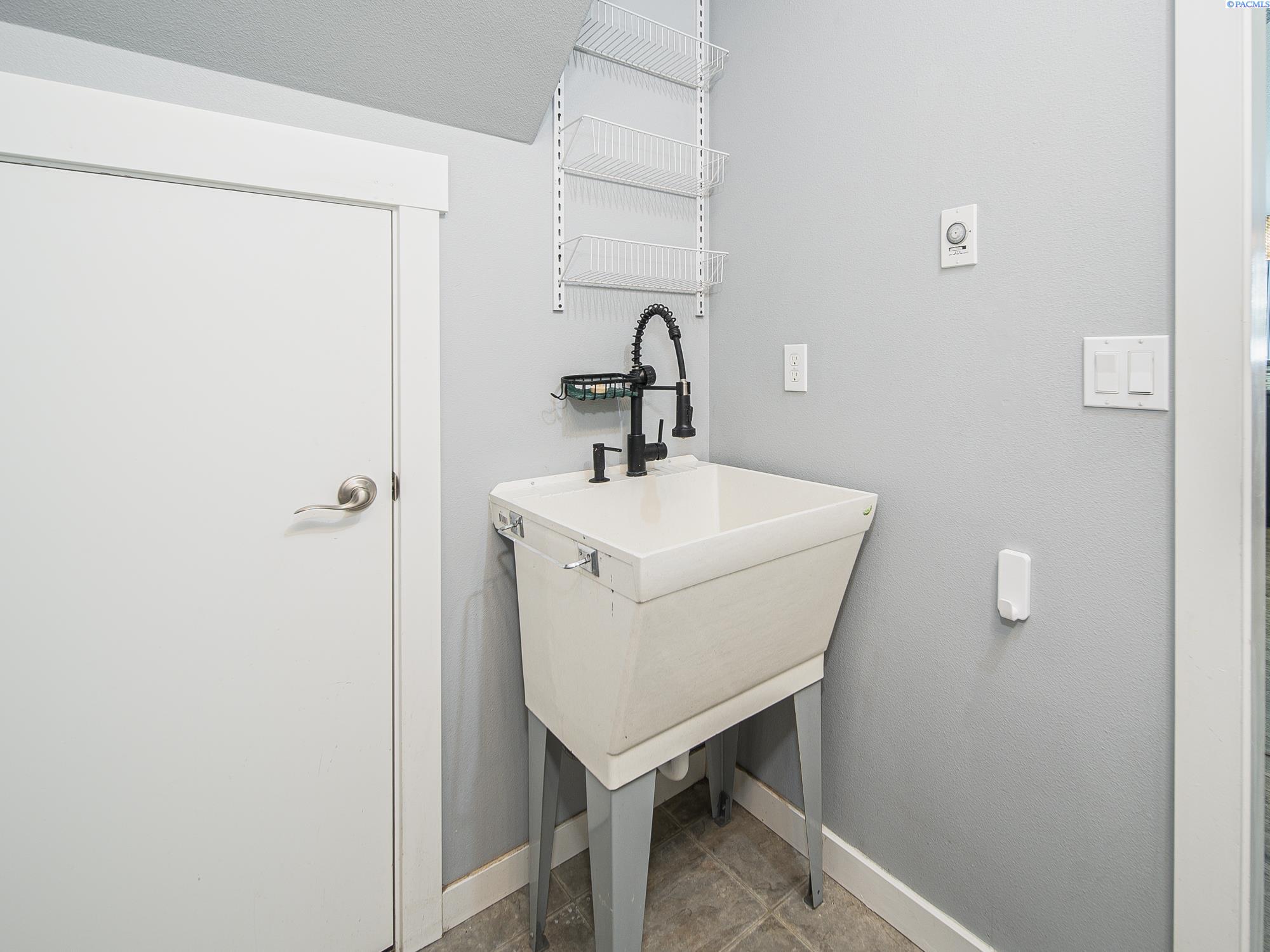 Pasco, Washington, 99301, United States, 4 Bedrooms Bedrooms, ,3 BathroomsBathrooms,Residential,For Sale,1933417