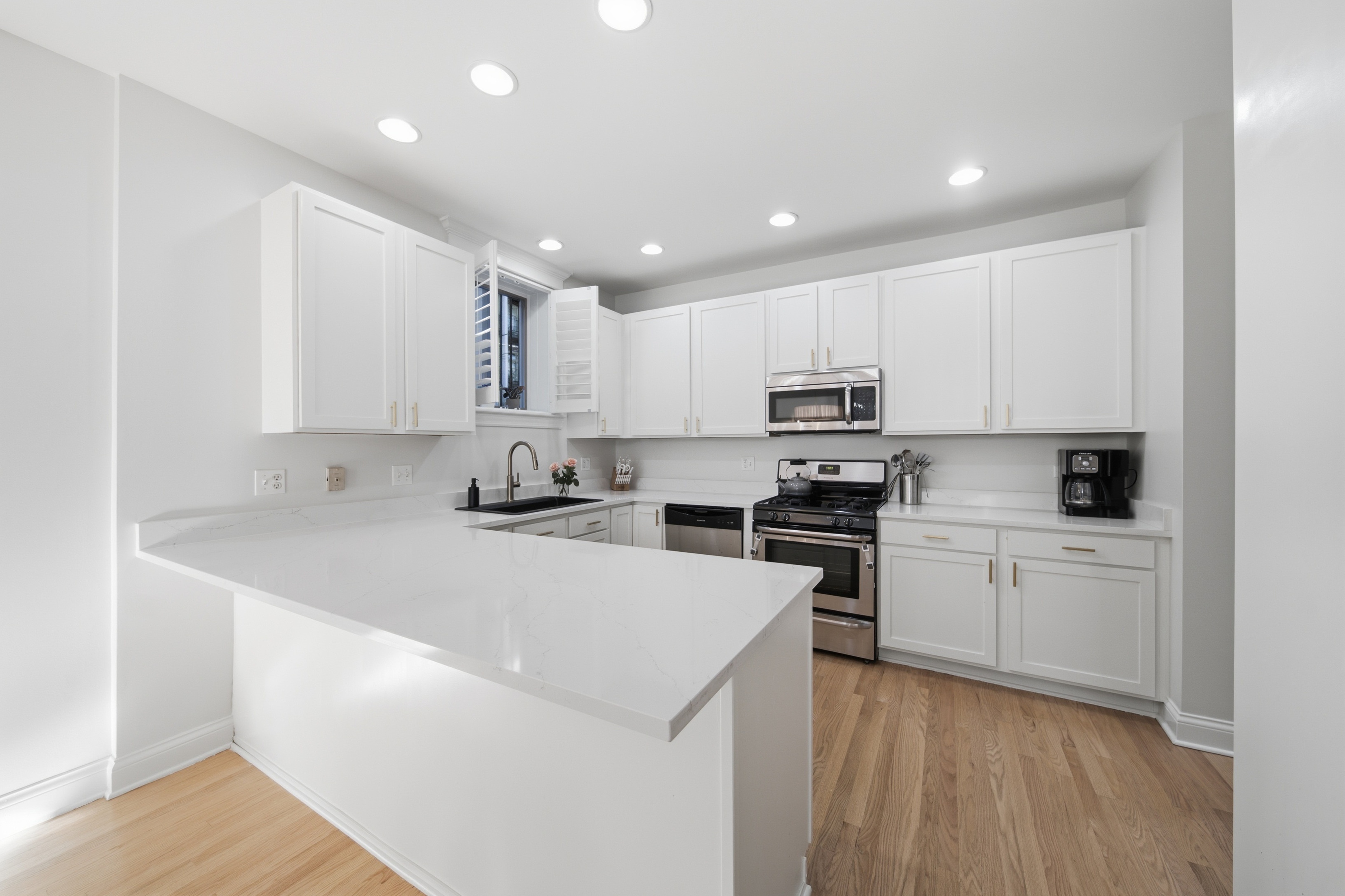  Condo Set on a Beautiful Tree-lined, One-way Street in the Heart of Lakeview - 物件實景