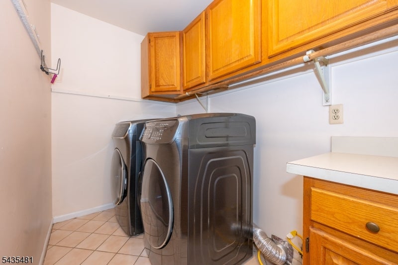 Wayne Twp., New Jersey, 07470, United States, 4 Bedrooms Bedrooms, ,3 BathroomsBathrooms,Residential,For Sale,2049437