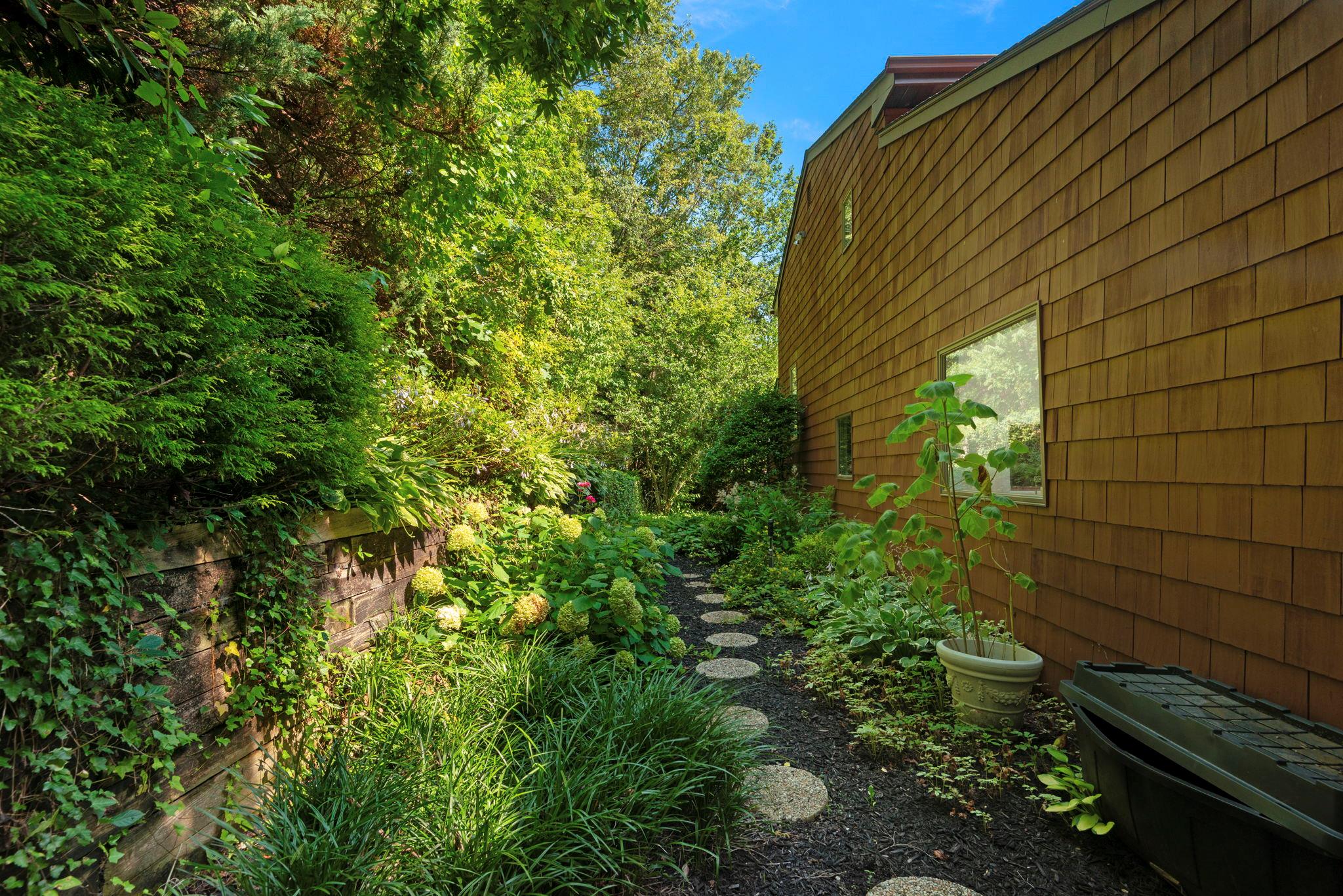 Northport, New York, 11768, United States, 2 Bedrooms Bedrooms, ,3 BathroomsBathrooms,Residential,For Sale,1900876