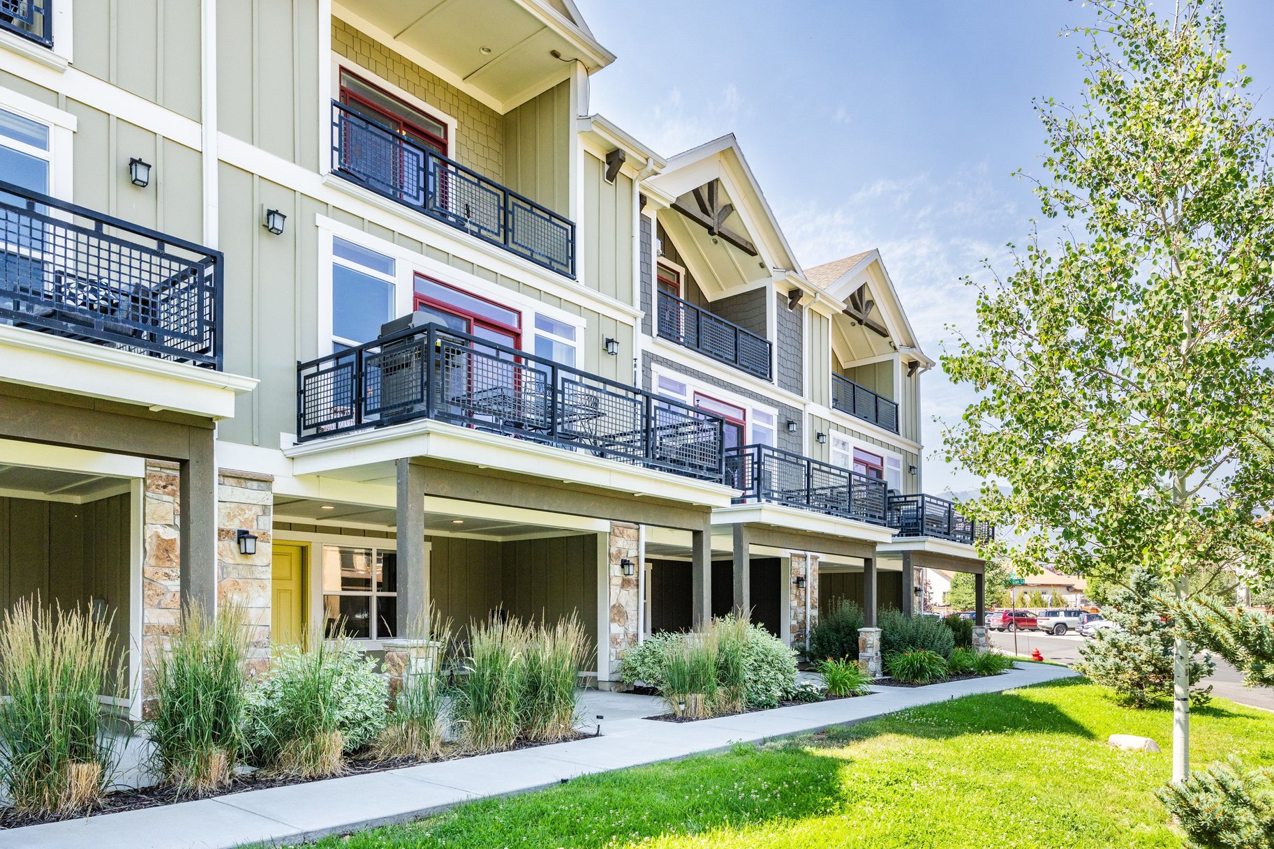  Three Bedroom Townhome with 2-Car Garage Near Trails, Creek, Retail & Golf Club - 物件實景