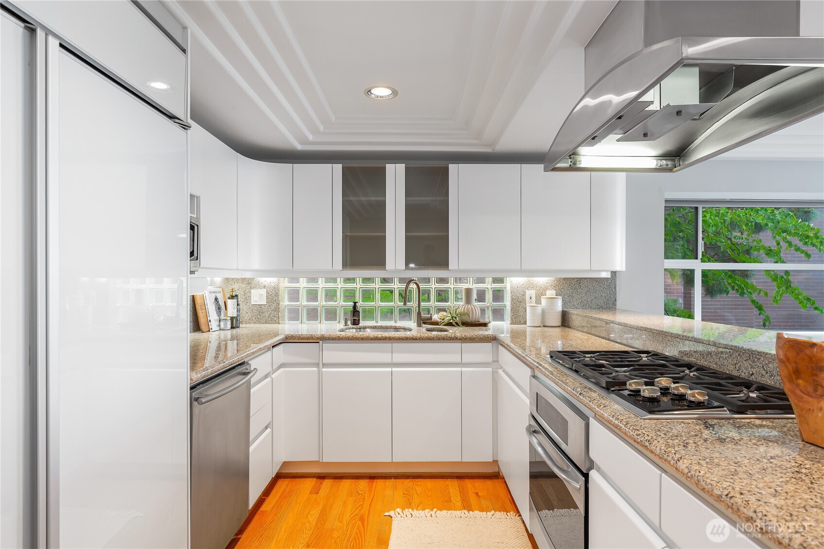 Seattle, Washington, 98109, United States, 2 Bedrooms Bedrooms, ,2 BathroomsBathrooms,Residential,For Sale,1901490