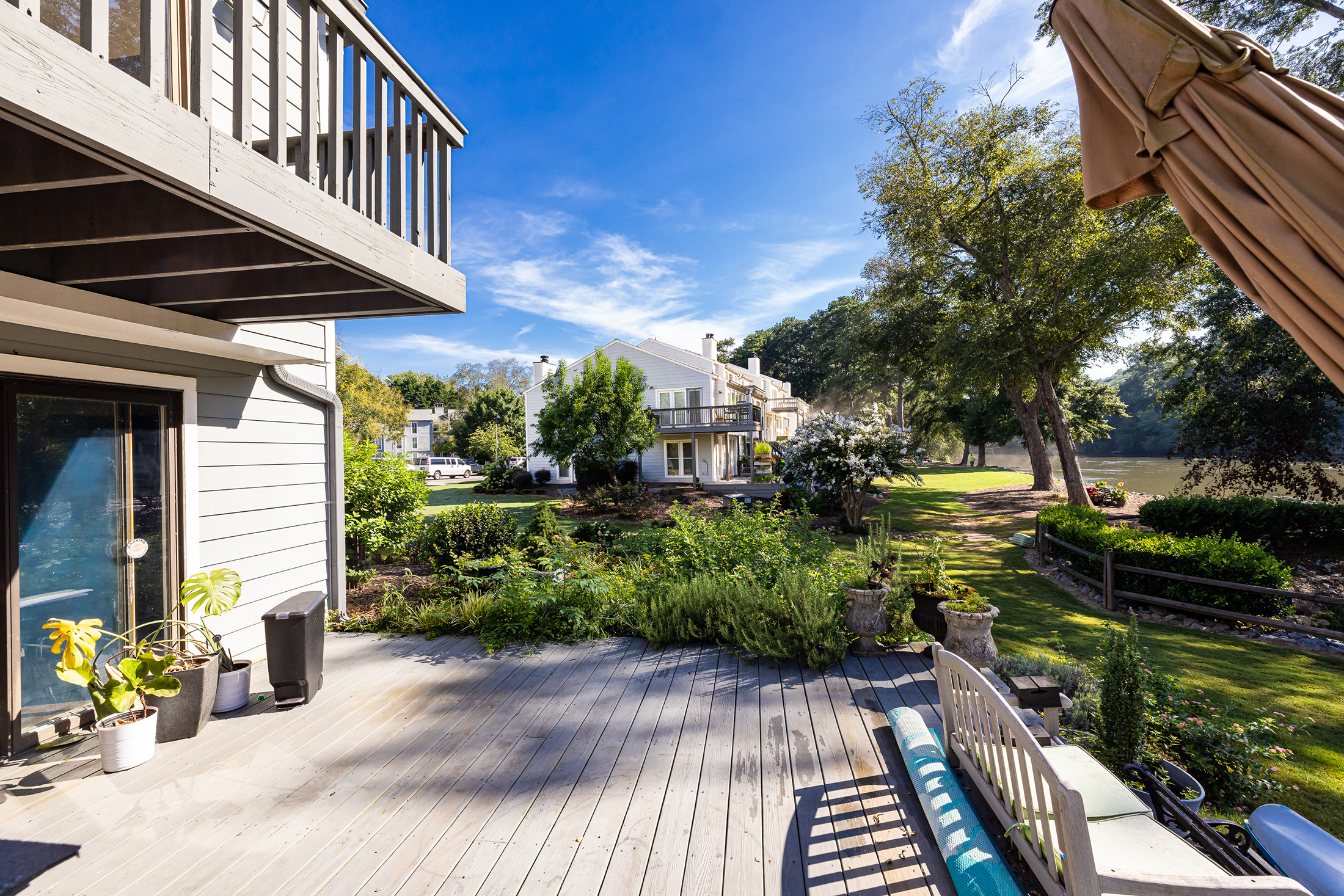  Riverfront End Unit Townhome - 物件實景