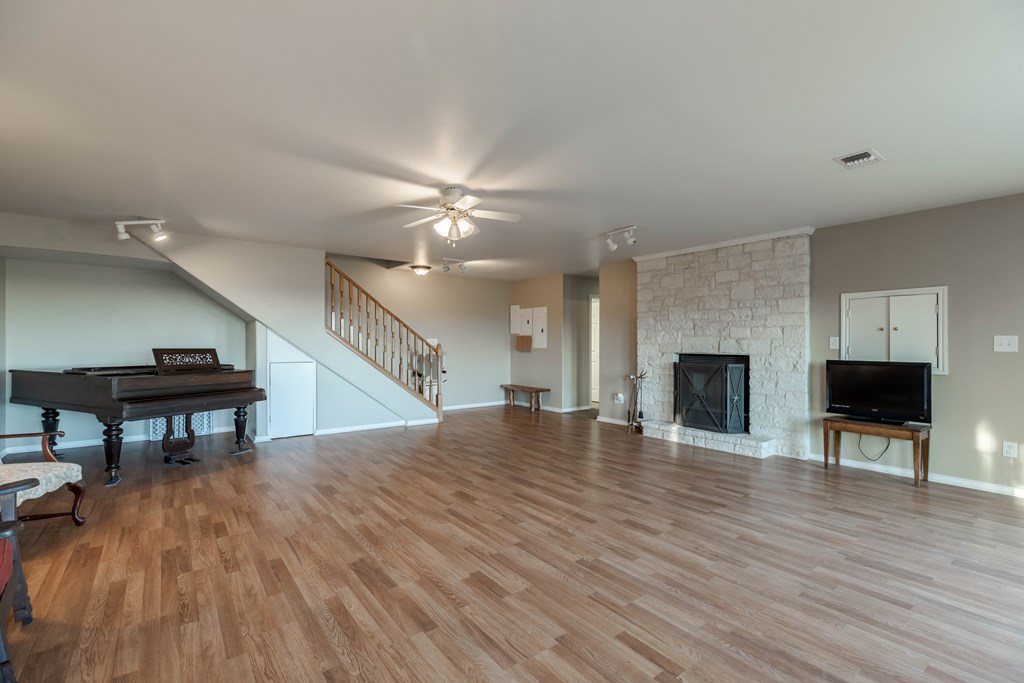 Kerrville, Texas, 78028, United States, 4 Bedrooms Bedrooms, ,4 BathroomsBathrooms,Residential,For Sale,1921517