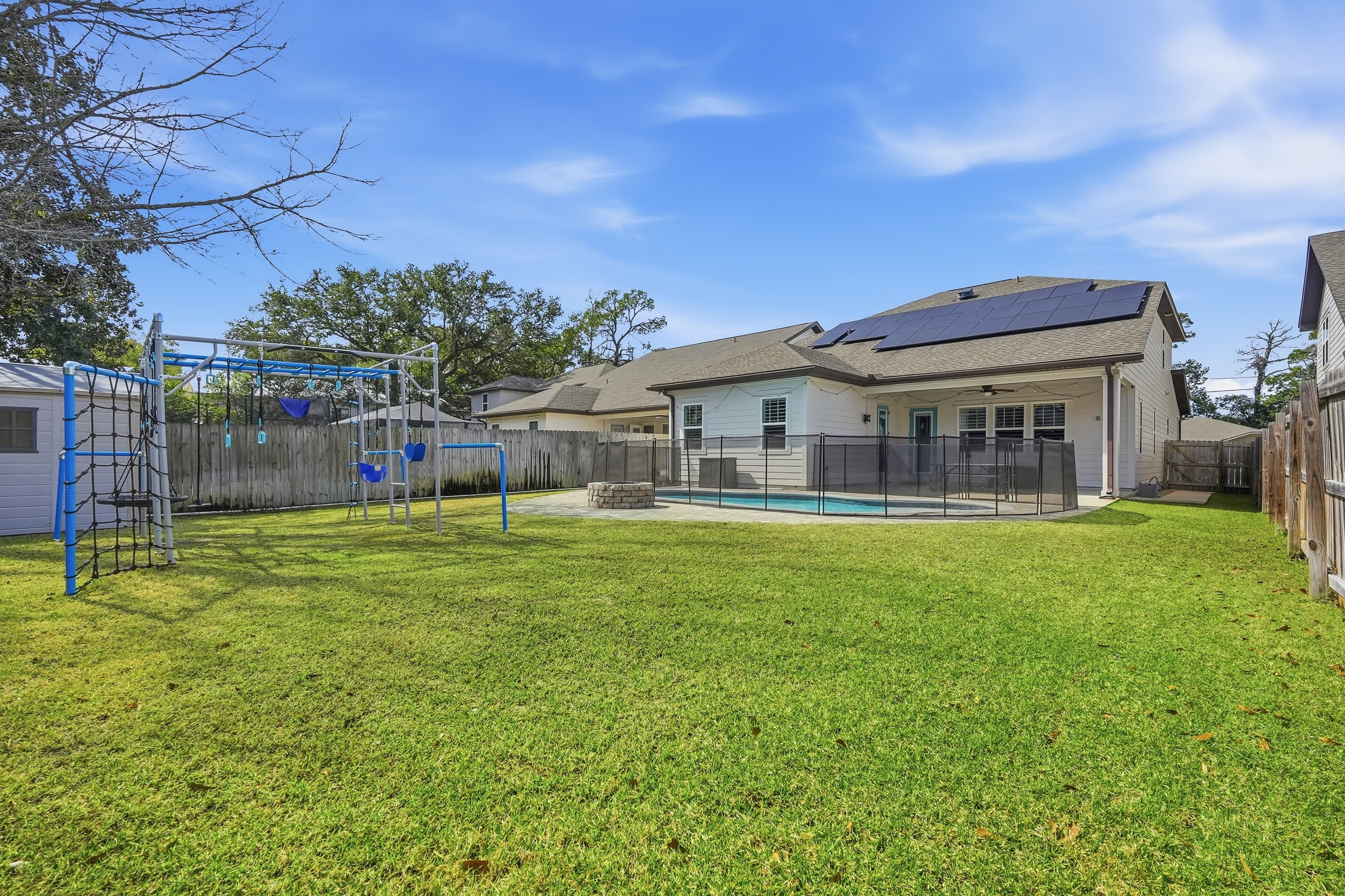  Modern Coastal Pool Home Near Water Access - 物件實景