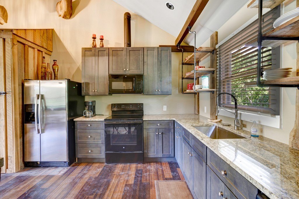 Hiawassee, Georgia, 30546, United States, 4 Bedrooms Bedrooms, ,5 BathroomsBathrooms,Residential,For Sale,1983256