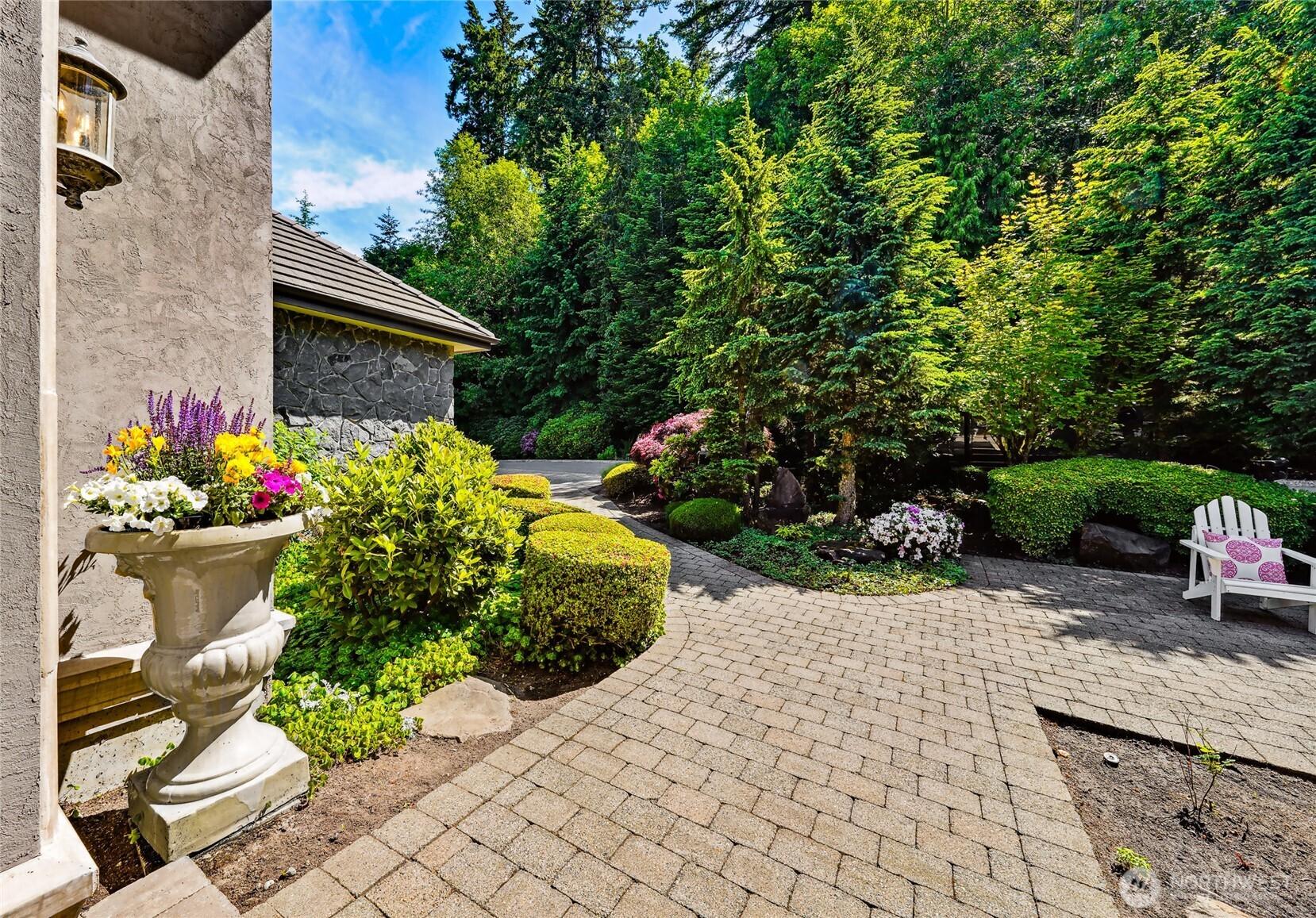 BELLEVUE, Washington, 98006, United States, 4 Bedrooms Bedrooms, ,6 BathroomsBathrooms,Residential,For Sale,1876137