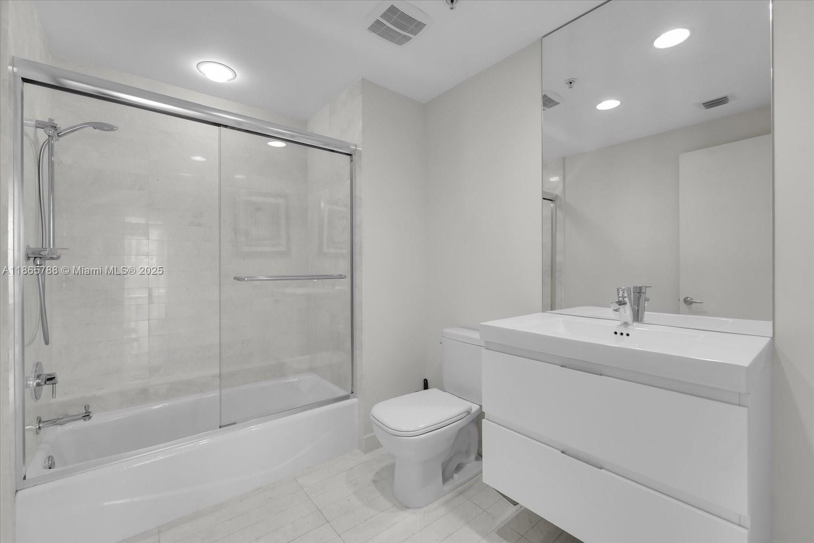 North Miami Beach, Florida, 33160, United States, 2 Bedrooms Bedrooms, ,3 BathroomsBathrooms,Residential,For Sale,1926964