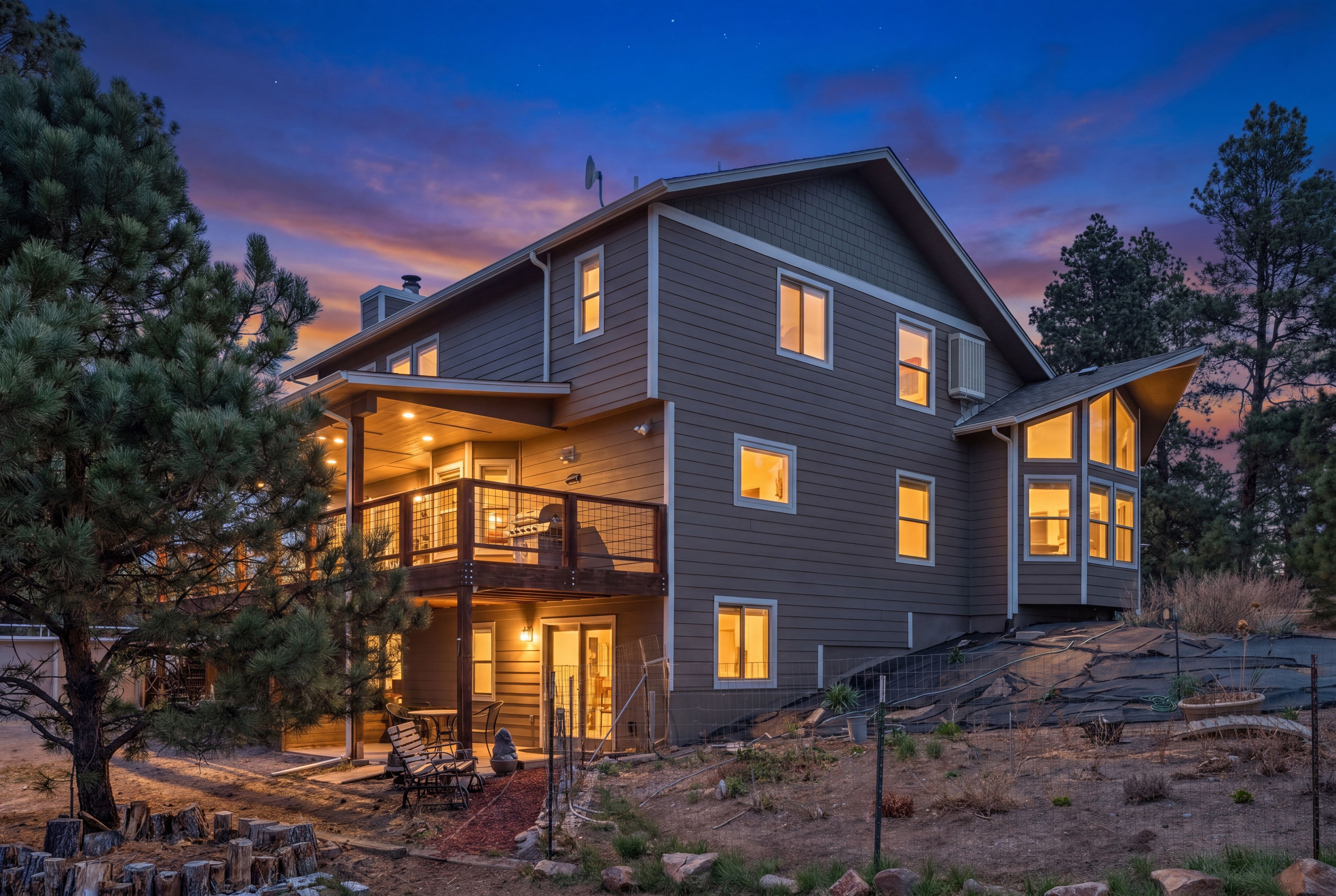  Set behind a gated entry on two and a half wooded acres - 物件實景