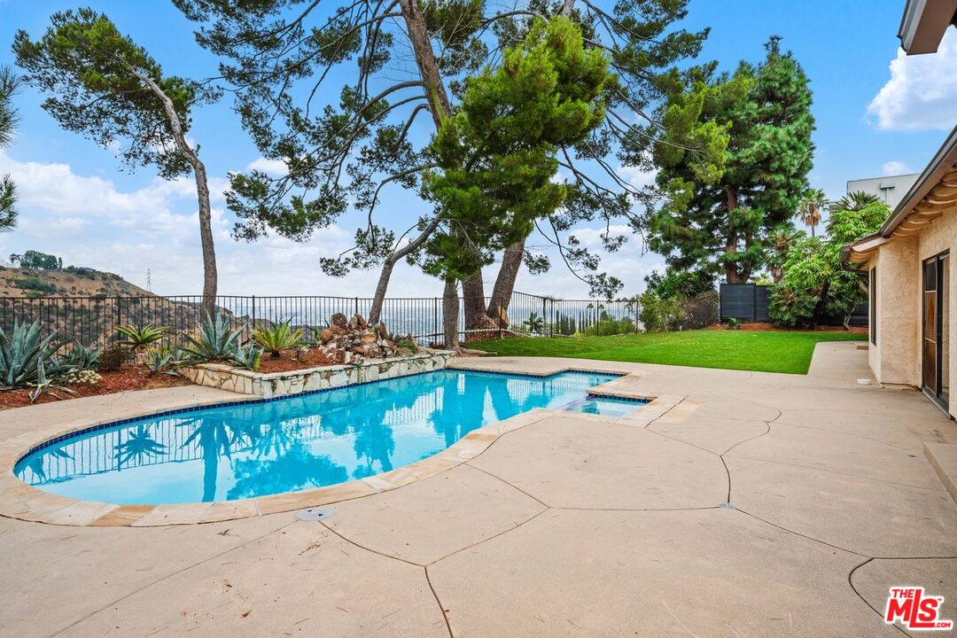 Los Angeles, California, 90046, United States, 4 Bedrooms Bedrooms, ,4 BathroomsBathrooms,Residential,For Sale,1955574