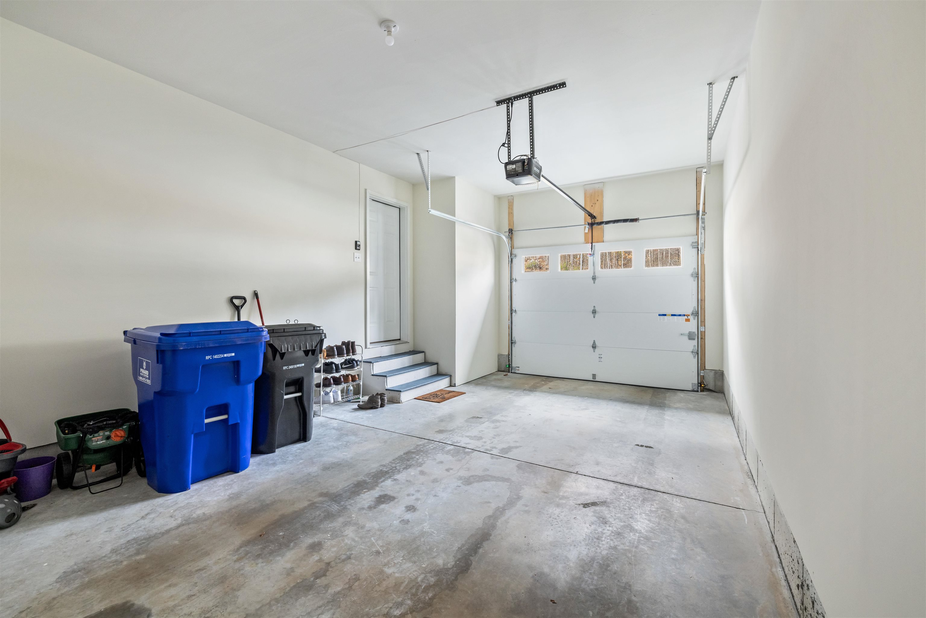 Hudson, New Hampshire, 03051, United States, 3 Bedrooms Bedrooms, ,2 BathroomsBathrooms,Residential,For Sale,1990943