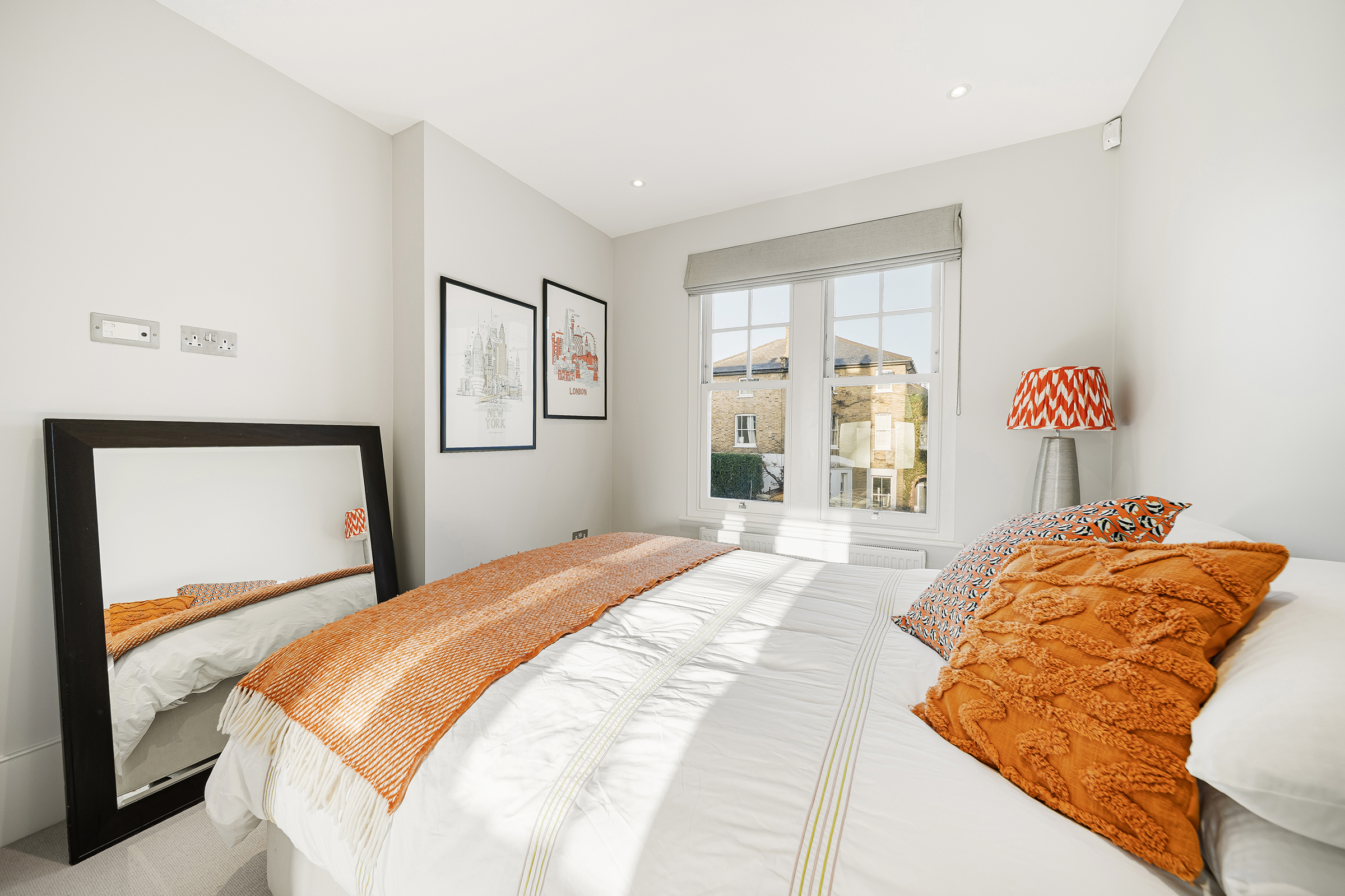  A beautifully elegant Victorian house with driveway parking and a south-facing g - 物件實景