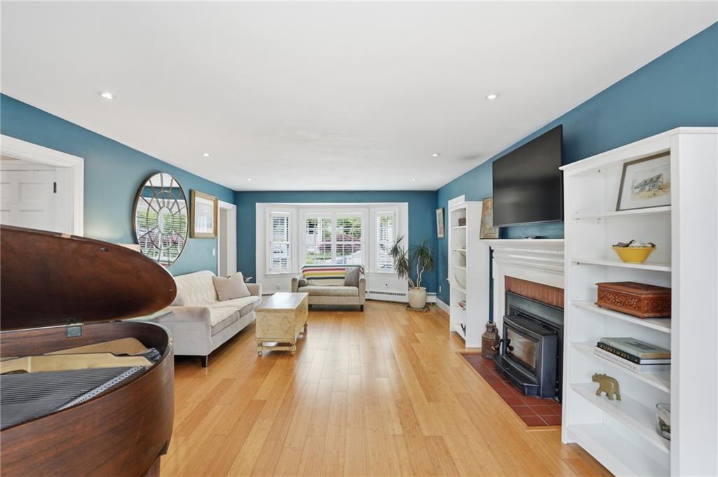 Warren, Rhode Island, 02885, United States, 2 Bedrooms Bedrooms, ,3 BathroomsBathrooms,Residential,For Sale,2048130