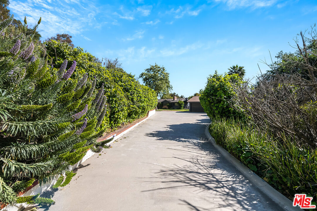 Los Angeles, California, 90049, United States, 2 Bedrooms Bedrooms, ,3 BathroomsBathrooms,Residential,For Sale,1819125