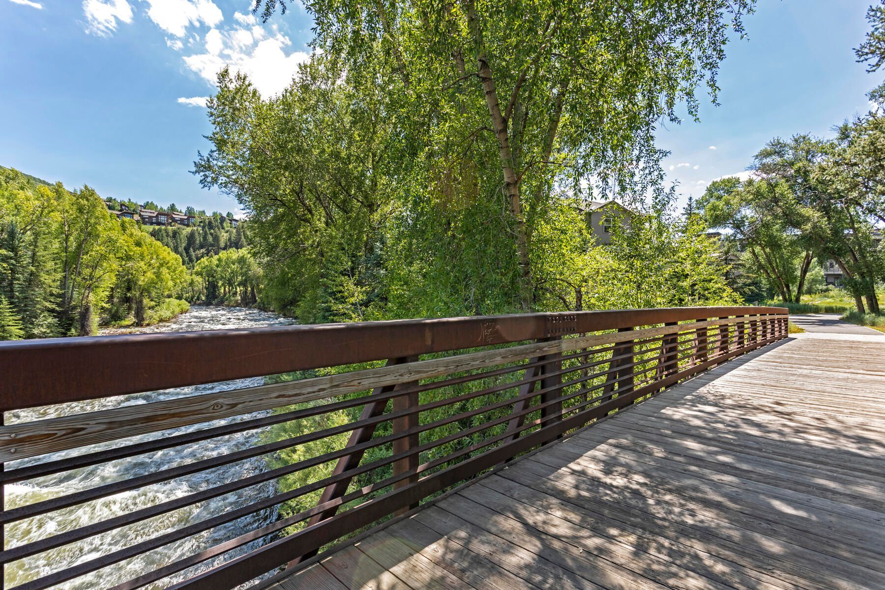  River Pines is an Ideal Location, Adjacent to The Riverwalk and Eagle River - 物件實景