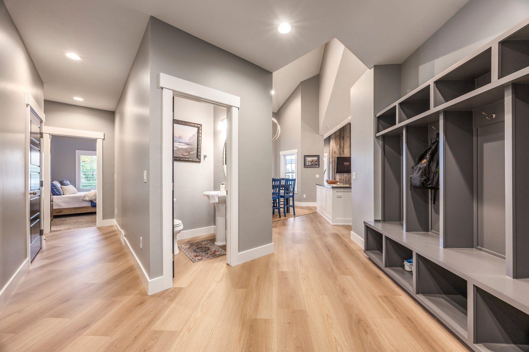  Beautiful Craftsman Rambler With Basement Apartment, Sports Pool and Pool House - 物件實景