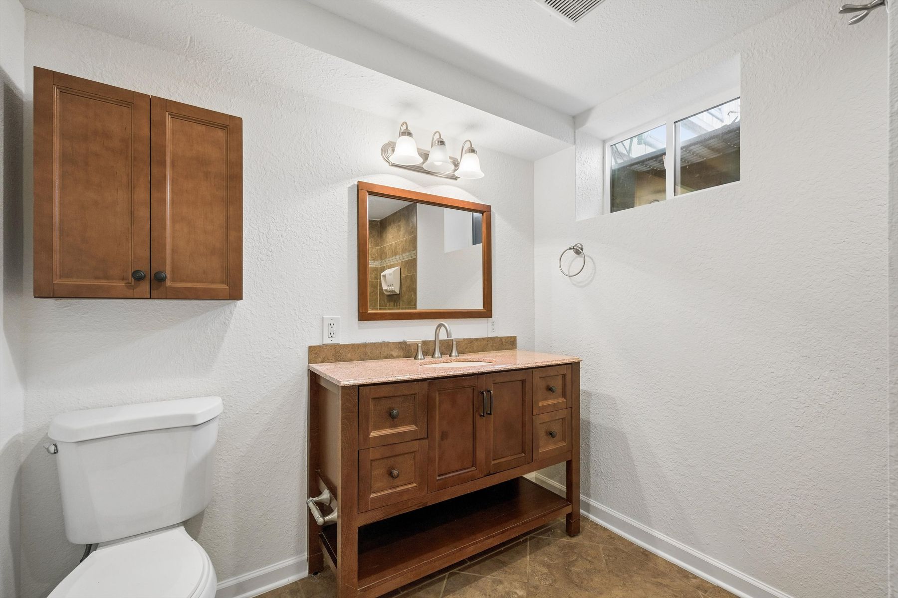  Updated 4-Becroom Brick Ranch in Arvada With Finished Basement - 物件實景
