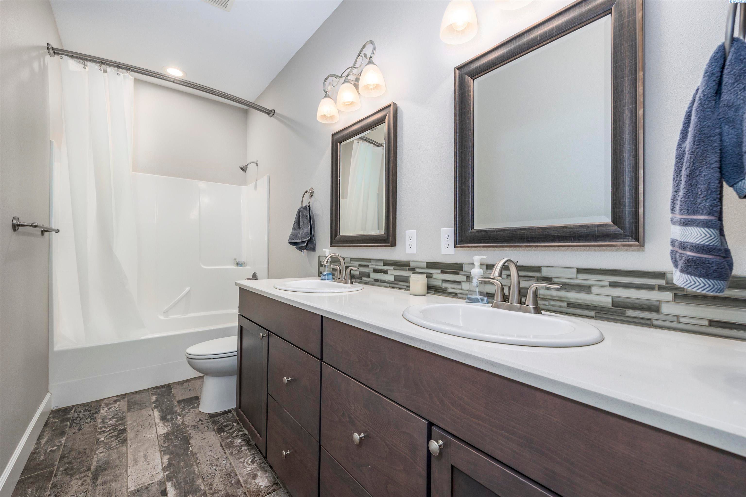 West Richland, Washington, 99353, United States, 3 Bedrooms Bedrooms, ,3 BathroomsBathrooms,Residential,For Sale,2007767