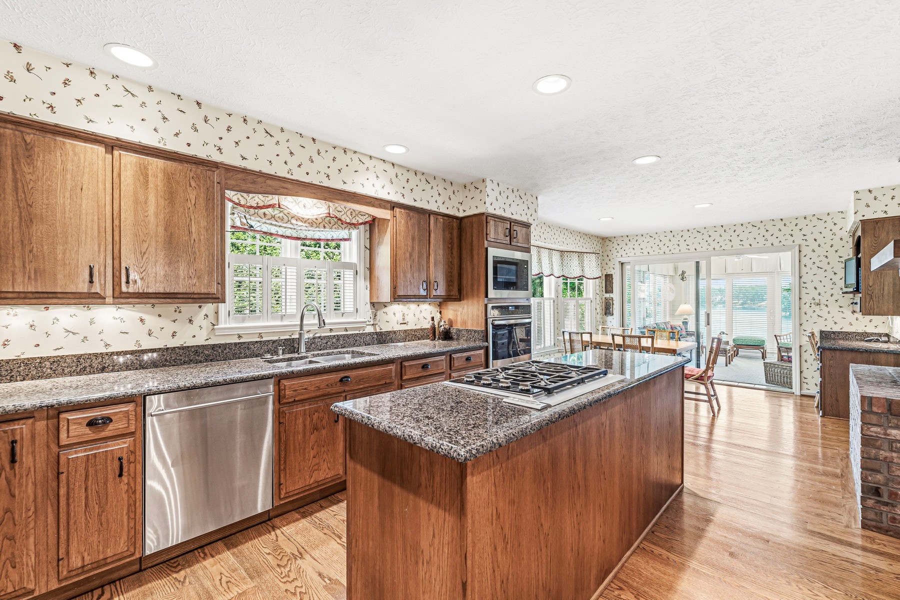  Beautifully Maintained Waterfront Home with Breathtaking Views - 物件實景