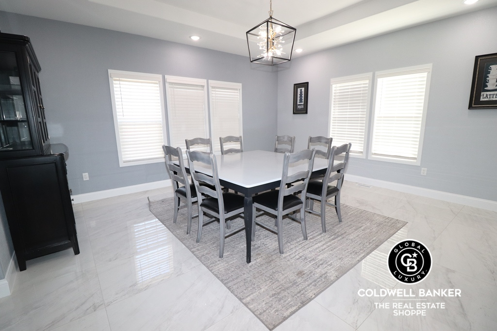 Garden City, Kansas, 67846, United States, 6 Bedrooms Bedrooms, ,3 BathroomsBathrooms,Residential,For Sale,1737851