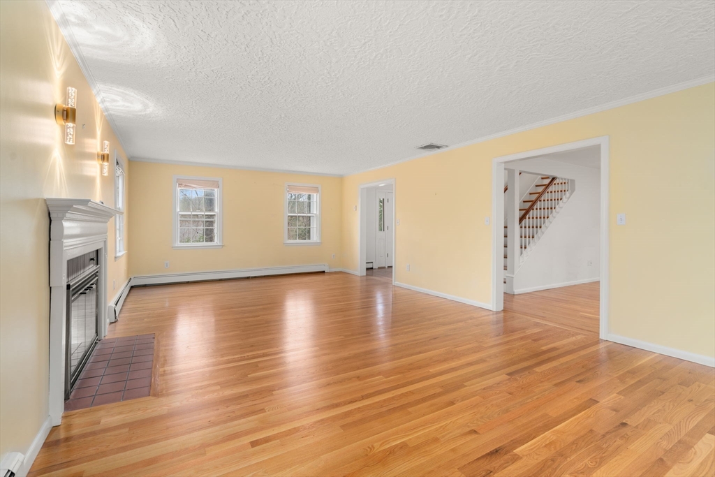 Weston, Massachusetts, 02493, United States, 4 Bedrooms Bedrooms, ,4 BathroomsBathrooms,Residential,For Sale,1947070
