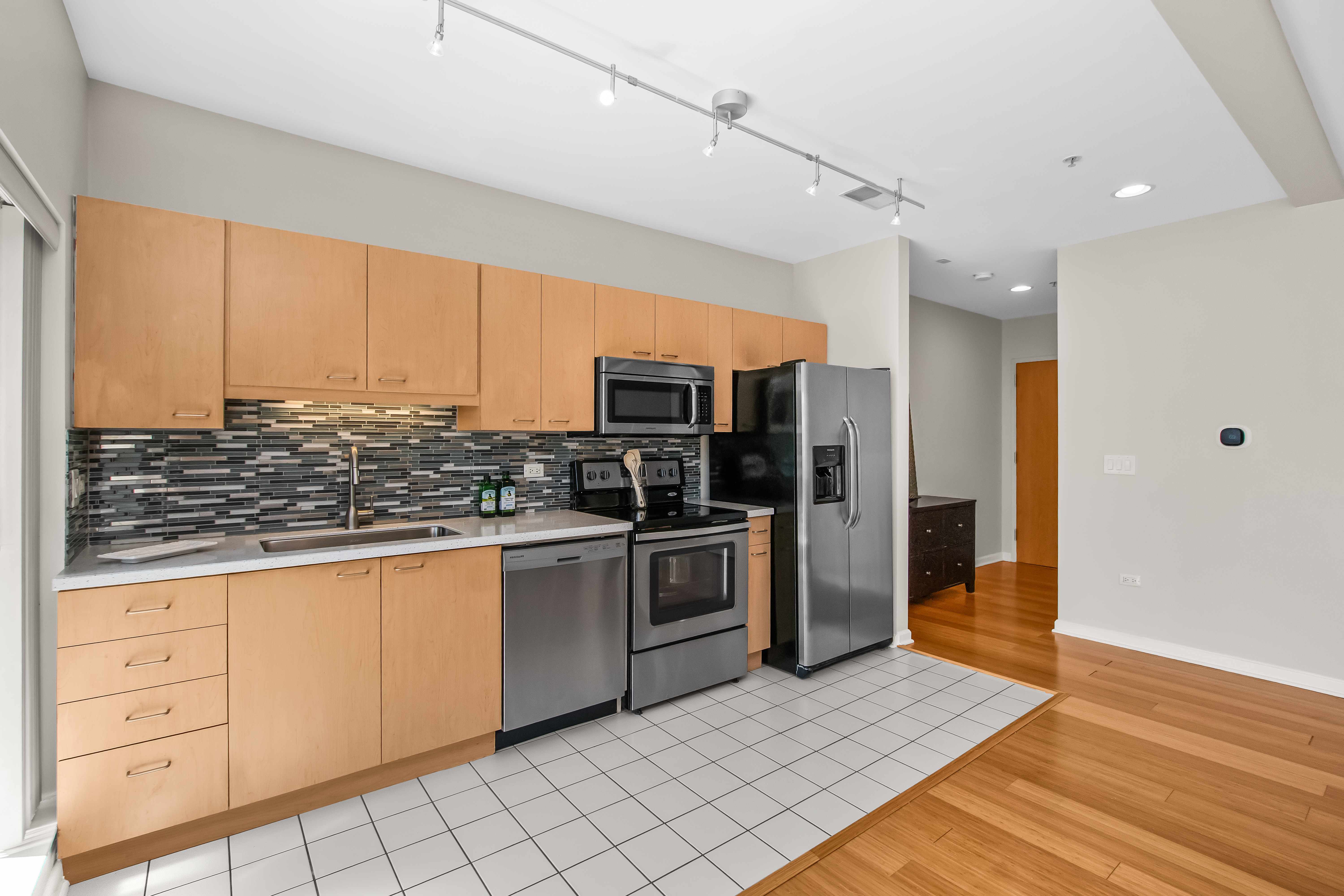  Spacious Unit in Desirable Chicago Avenue Place - 物件實景